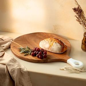 Tabla de cortar de madera de acacia, diseño redondo tipo pala, construcción robusta y gruesa, segura para cuchillos, ideal para cortar, servir y como regalo elegante. - Product Image 3