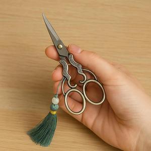 กรรไกรตัดเย็บสแตนเลสสตีลหรูหราแบบเรียบง่าย ทำมือ สำหรับงานโปรโมชั่น  สลักลายสไตล์โบราณ  ของขวัญงานฝีมือ  สไตล์วินเทจ - Product Image 4