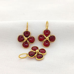 Colgante de Cuarzo Granate en Forma de Trébol de 5mm, Bisel Liso, Hecho a Mano, con Aro de 7x5mm, Chapado en Oro, Dijes de Cuarzo Granate - Product Image 1