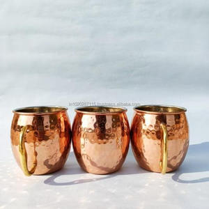 Tazas de cobre brillantes con detalles artesanales para servir cócteles de estilo lujoso y mesas temáticas vintage - Product Image 5