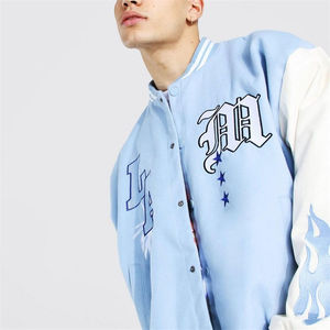 เสื้อแจ็คเก็ตวาร์ซิตี้สีฟ้าอ่อนสำหรับผู้ชาย คอตั้ง ปักตัวอักษร สไตล์พรีปปี้ ทรงปกติ เสื้อคลุมสำหรับฤดูใบไม้ร่วง - Product Image 2