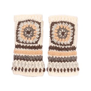 ถุงมือไหมพรมเมอริโนลายทางถักมือจากเนปาล พร้อมโลโก้สั่งทำพิเศษ บุขนแกะ สำหรับฤดูหนาว ใช้หน้าจอสัมผัสได้ เหมาะสำหรับใช้ในบ้าน คุณภาพดีที่สุดจากเทือกเขาหิมาลัย - Product Image 5