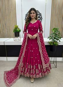 Costume Anarkali traditionnel pour femmes, couleur magenta, avec dupatta brodé, coupe ample, style indien pakistanais, longueur au sol - Product Image 1