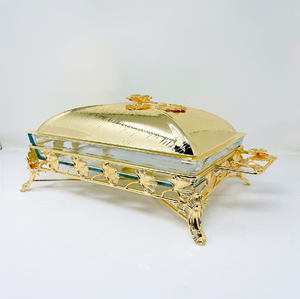 Recipiente para calentar comida estilo vintage de bronce con intrincadas grabados y asa de tapa con forma de león. Disponible a precios de mayorista. - Product Image 2