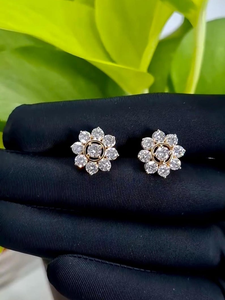 Boucles d'oreilles à fleurs en moissanite, boucles d'oreilles scintillantes florales dorées, bijoux de luxe pour femmes - Product Image 4