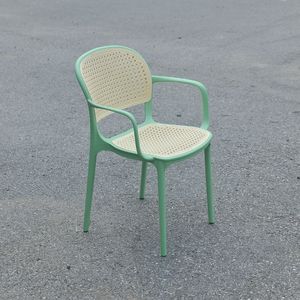 Sillón Moderno de Ratán para Jardín, Estilo Contemporáneo, Estructura Negra Resistente, Asiento y Respaldo Tejidos en Beige - Product Image 4