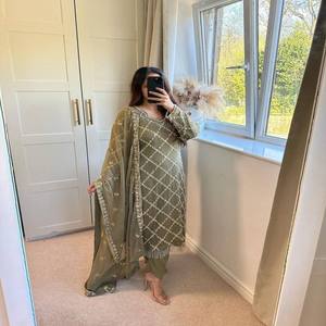 Ensemble haut et pantalon VASTRA COTTAGE en faux georgette avec broderie de sequins faite à la main, manches en dentelle fantaisie Moti, micro-dentelle intérieure - Product Image 5