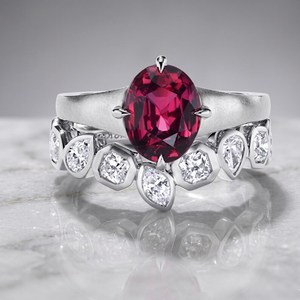 Ensemble de bagues classiques en or jaune 18 carats avec pierre précieuse en rubis rouge taille ovale, fait main, cadeau idéal pour mariage ou fête pour les petites amies - Product Image 3