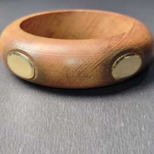 Brazalete Clásico Redondo de Madera Dura con Decoración de Botón de Latón Incrustado - Joyería de Madera Natural Pulida a Mano - Estilo Étnico Unisex - Product Image 5