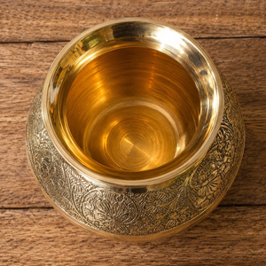 Kalash en laiton décoratif, pot à eau en laiton gravé avec un motif floral, récipient en métal traditionnel pour la prière au temple, la salle de prière, la décoration de la maison - Product Image 6