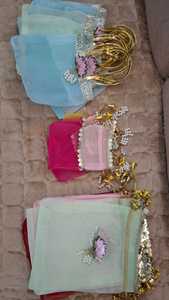 Pochette en tissu organza, sac cadeau premium avec cordon de serrage, breloque lotus et pompon perlé pour mariage et cadeaux festifs - Product Image 2