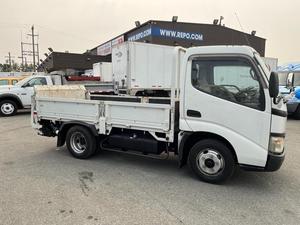 Camioneta Toyoace de alta calidad, recién llegada, con volante a la derecha y portón trasero eléctrico. Autos impecables en venta - Product Image 3