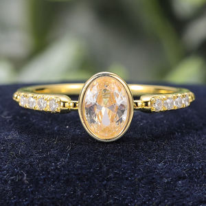 Anillo de Compromiso Ovalado de Moissanita con Engaste de Garras y Piedras Laterales Pavé, Estilo Clásico Unisex, Plata 925 con Baño de Rodio, Certificado IGI 12 - Product Image 2