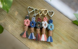 Elegante llavero de macramé floral, objeto decorativo perfecto para la decoración diaria, organizador de llaves, venta al por mayor desde India. - Product Image 1