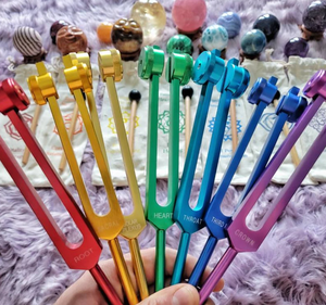 Juego de diapasones de chakra Mars Sunshine, diapasones de chakra curativos con martillo pesado, de colores + estuche. - Product Image 6