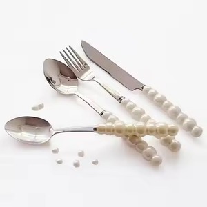 Ensemble de couverts en métal à poignée rayée, design minimaliste, compatible lave-vaisselle, idéal pour les fêtes - Product Image 3