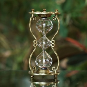 Sablier en laiton fait main, écologique, style Mid-Century Modern, avec cadre métallique orné et ampoules en verre, pour usage décoratif - Product Image 3