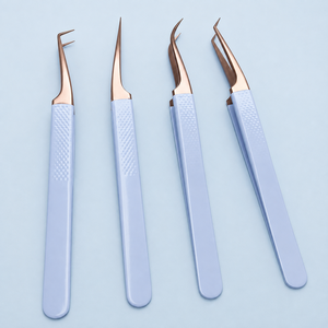 Ensemble de 4 pinces professionnelles pour extensions de cils, pointe or rose, antidérapantes, manche bleu clair, kit d'outils pour cils - Product Image 4