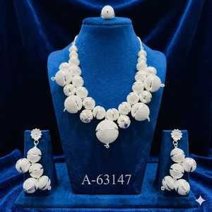 Conjunto de Collar y Pendientes de Aleación Plateada con Diseño de Bola para Mujer A-63170 - Product Image 6