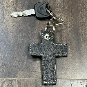 Porte-clés en cuir de vache à motif à carreaux en gros avec fermoir en métal durable à motif diamant, cadeau religieux tendance - Product Image 6