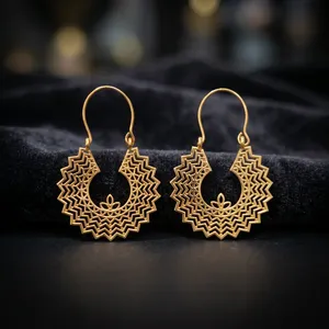 Boucles d'oreilles statement en laiton, finition or antique, plaqué argent et plaqué or, bijoux en gros - Product Image 3