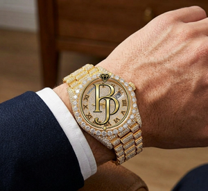 Montre de luxe Briva en acier inoxydable à quartz, écologique, affichage jour/date, étanche 10 bars, lunette ornée, chiffres romains étincelants - Product Image 1