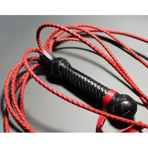 Nuevo látigo elegante con mango trenzado diseñado para mayor comodidad, precisión y una experiencia potente. Látigos de cuero. - Product Image 3