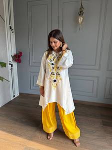 Kurta Moderna de Crepé Neutro Pesado con Bordado Blanco y Corte Holgado, con Salwar Farshi Amarillo para Mujer - Product Image 6