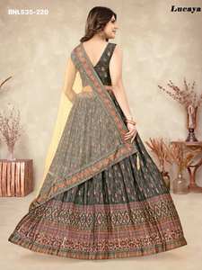 Ensemble Lehenga Choli et Dupatta en Soie Chinon Traditionnelle Indienne de Qualité Supérieure avec Imprimé Numérique Effet Froissé – Achetez en Ligne en Inde - Product Image 5