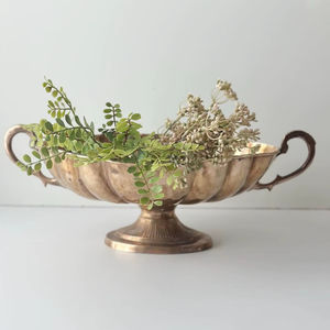 Macetero de metal pulido para realzar la decoración del hogar, con superficie brillante y una presentación elegante de las plantas. - Product Image 1