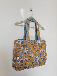 Sac fourre-tout pour ordinateur portable en coton à motif floral avec volants, matelassé, décontracté, à porter à l'épaule, pour usage quotidien, style portable, provenant du Rajasthan - Product Image 1