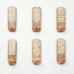 Cintres en bois vintage en gros, logo personnalisé, style européen, construction en bois massif, finition laquée, crochet chromé - Product Image 5