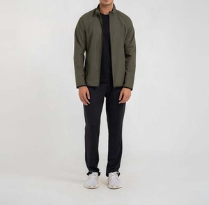 เสื้อแจ็คเก็ตผู้ชายสีเขียวมะกอก กันน้ำ ระบายอากาศได้ดี ดีไซน์ช่วงอก น้ำหนักเบา เสื้อผ้ากีฬา ขายส่ง เสื้อแจ็คเก็ตสีเขียว คุณภาพระดับอุตสาหกรรม - Product Image 3