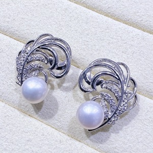 Pendientes Colgantes Versátiles de Estilo Palacio Retro con Plumas y Perlas de Agua Dulce, Nuevo Diseño de Nicho Exquisito de Lujo Ligero de Estilo Chino - Product Image 1