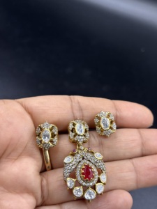 Pendentif motif paon serti d'une pierre doublette rouge au centre et boucles d'oreilles clous assorties - Product Image 2