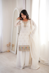 Conjunto Sharara Blanco Estilo Bollywood con Bordado y Tela de Lujo para Fiestas de Mujeres Indias y Pakistaníes - Product Image 4