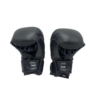 นวมมวยไทยคู่สีดำ สำหรับคิกบ็อกซิ่ง ฟิตเนส MMA ซ้อมต่อย ฝึกซ้อม ต่อยกระสอบทราย ทำจากวัสดุ PU กันลื่น ระบายอากาศได้ดี - Product Image 3