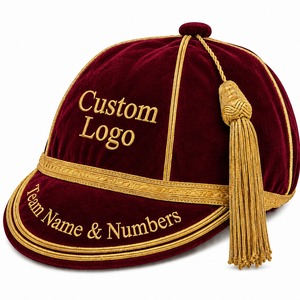 Gorro de Terciopelo Bordado Personalizado, 100% Poliéster, Color Granate con Borde Dorado y Borla, Logotipo del Nombre del Equipo, Unisex, Ajustable, para Fiestas Formales - Product Image 1