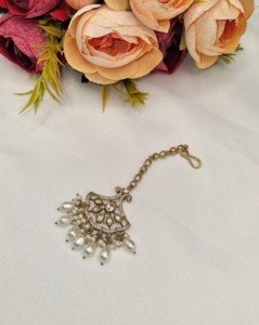Bijou de tête ethnique festif plaqué or antique avec pierres Kundan et perles, idéal pour mariage, vente en gros - Product Image 3