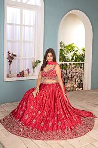 Ramdev Trading Lehenga Choli Dupatta en Georgette et Chinon Rouge, avec broderie traditionnelle de designer et travail de sequins, en matériaux recyclés - Product Image 3