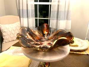 Ciotola in resina di alta gamma con motivo a spirale multicolore, realizzata per essere utilizzata come centrotavola decorativo in spazi abitativi di lusso. - Product Image 6