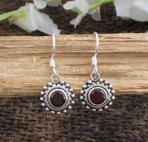 Pendientes Colgantes Minimalistas de Granate Rojo, Plata 925, Corte Pera, Joyería Geométrica con Piedras Preciosas, Tendencia Otoño Invierno - Product Image 1