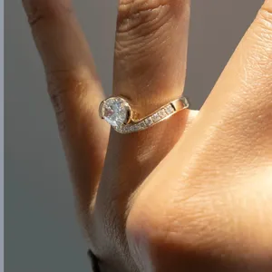 แหวนหมั้นเพชรทรงรี 2.10 กะรัต เพาะเลี้ยงในห้องปฏิบัติการ IGI ทองคำขาว 14K - Product Image 4