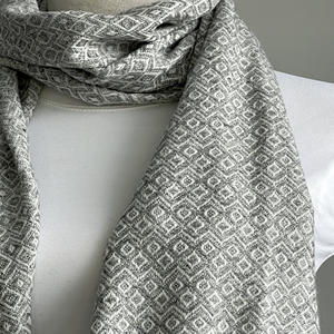 Bufanda de Invierno de Cachemira Suave con Patrón Geométrico para Mujer, Tejida a Mano Sostenible en Nepal por KMB Pashmina - Product Image 5