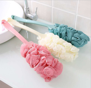 Esponja de baño de malla con mango largo, cepillo exfoliante para el cuerpo, herramienta de limpieza con mango de plástico para uso en el baño - Product Image 4