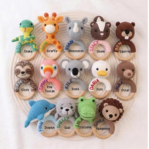 Sonajero de Animales de Ganchillo Personalizado: Regalo Bordado para Recién Nacidos y Baby Shower en Madera de Haya Ecológica - Product Image 1