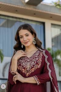 Ensemble Kurti / Kurta de créateur en pure soie Chinon avec broderie fantaisie, collection Hiver 2026, tendance pour adultes - Product Image 3