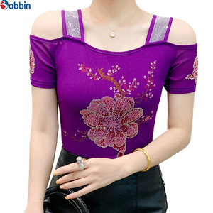 Camiseta negra de mujer con hombros descubiertos, cuello cuadrado, estampado de pedrería, flores rojas, ajuste ceñido, manga corta, top de verano - Product Image 3