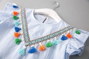 Mini robe rayée bleu clair blanc, décoration Unique avec volants courts aux manches, ligne du bas et petits glands colorés - Product Image 2