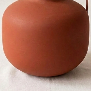 Vase à fleurs en terre cuite artisanal, doté d'un corps rond et d'une poignée latérale au design moderne, pour une décoration intérieure élégante. - Product Image 5